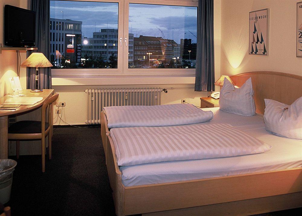 Hotel Am Schwedenkai Киль Экстерьер фото