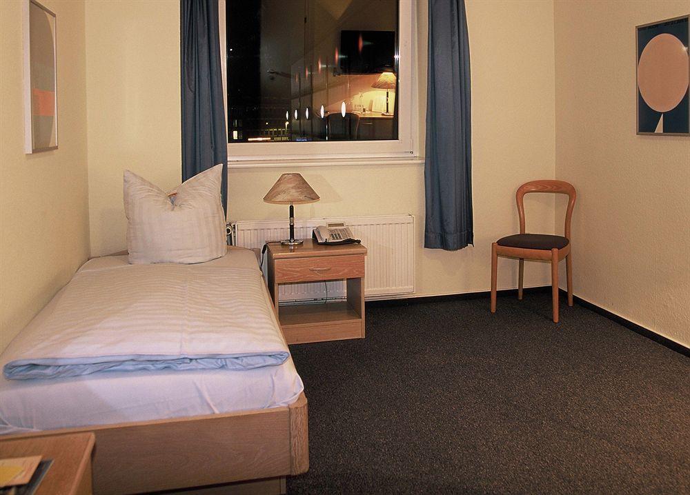 Hotel Am Schwedenkai Киль Экстерьер фото